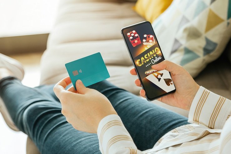Pengguna Indonesia melakukan deposit QRIS di platform cinema777 lewat smartphone